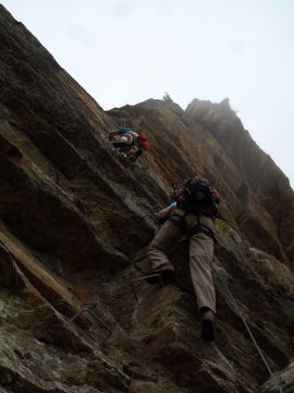 Dario e Aldo sulla parte difficile del 2° tratto di ferrata (43448 bytes)
